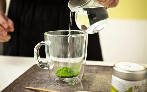 pouring_matcha